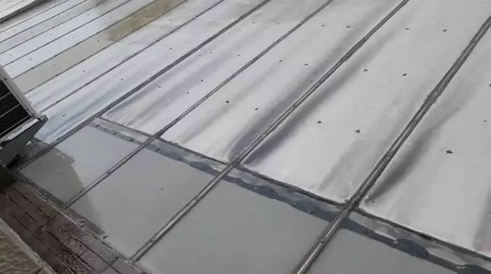 車庫屋頂接縫漏水修繕｜塑鋁板矽利康重新施作案例